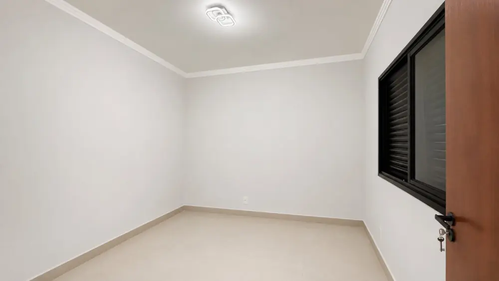 Dormitório com janela de alumínio preto, luminária moderna e piso porcelanato claro